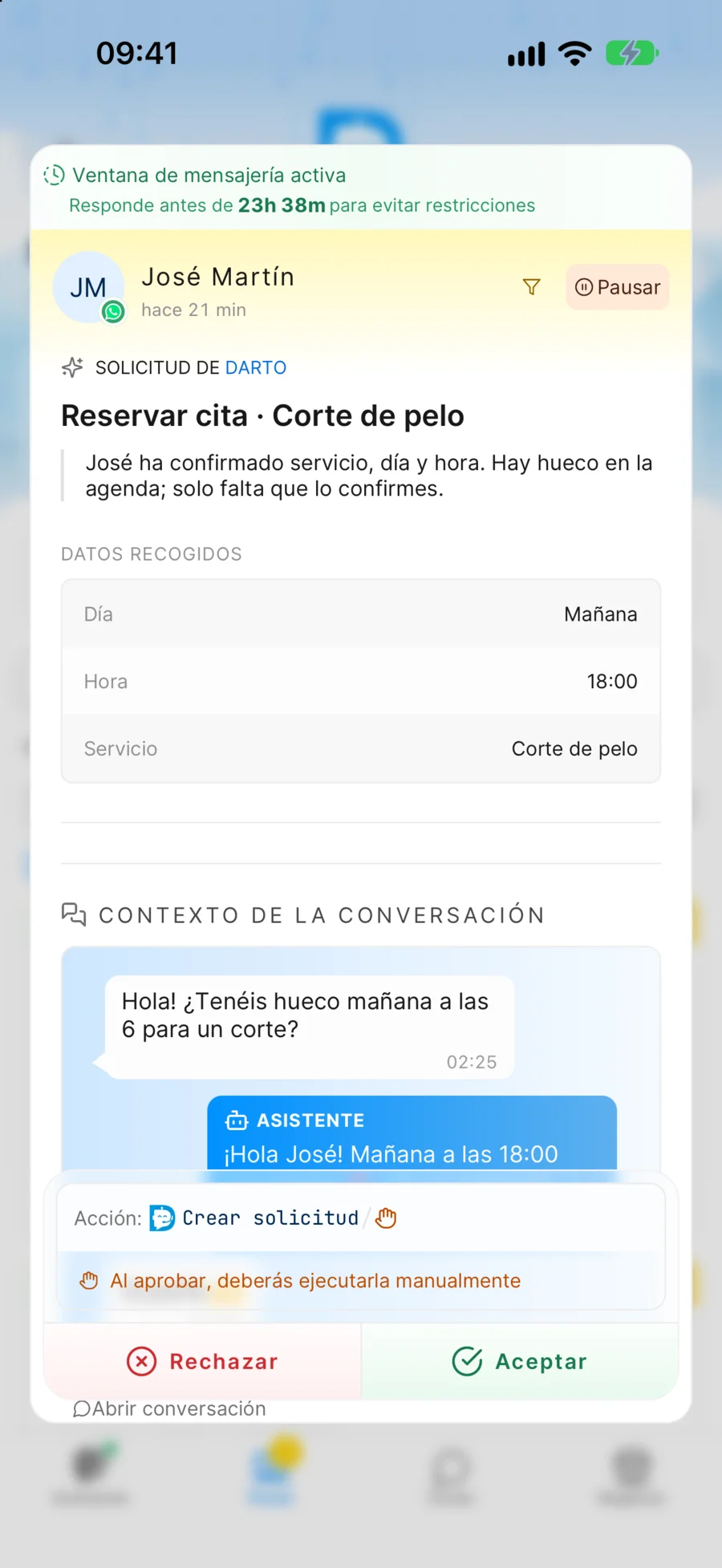 Una solicitud en la app: reservar cita, con los datos recogidos y los botones Aceptar y Rechazar